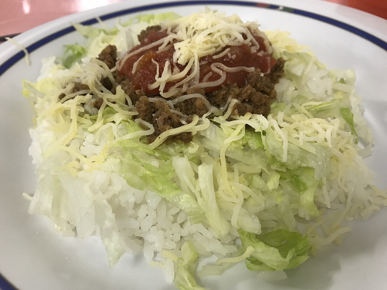 タコライスを寄って撮った写真。ご飯、ひき肉、チーズ、レタス